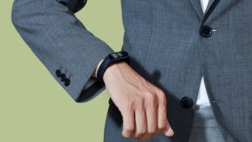 Vòng đeo tay thông minh vừa là trợ lý ảo, vừa là bác sĩ tại nhà, là trang bị cần thiết cho nhân viên văn phòng