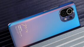 Ấn tượng đầu tiên về Xiaomi Mi 11 Special Edition: Mặt lưng đổi màu, còn kèm theo chữ ký của Lei Jun