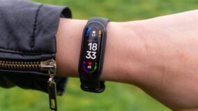 Mừng năm mới loạt thiết bị đeo tay thông minh giá yêu thương chỉ dưới 1 triệu đồng, không sắm là tiếc lắm đó