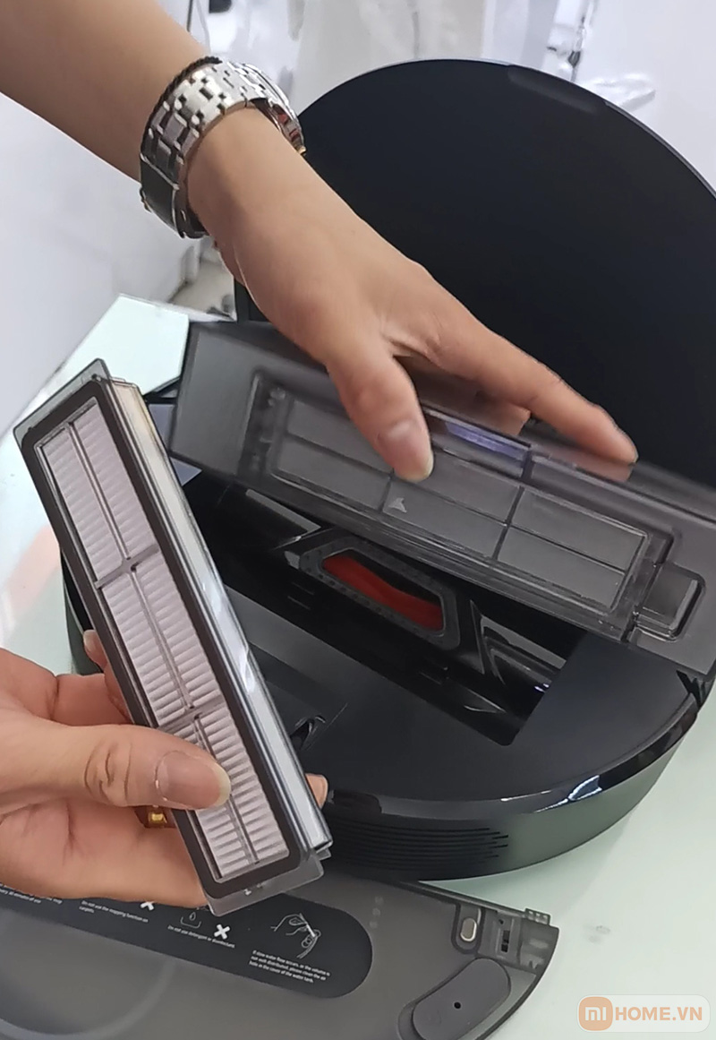5 phụ kiện cần vệ sinh, thay thế định kỳ để đảm bảo robot hút bụi vận hành tốt nhất 1 ve sinh phu kien robot 8