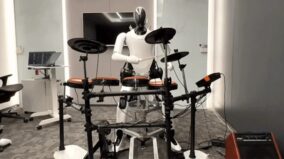 Người máy của Xiaomi thể hiện kỹ năng đánh trống