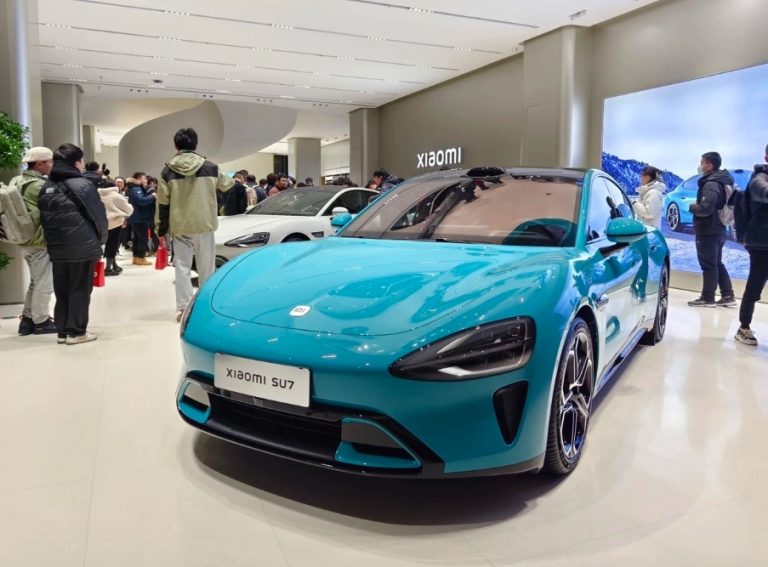 Nội thất Xiaomi SU7 bản thương mại: Màn hình hàng ghế sau, tủ lạnh mini, massage chẳng kém gì Maybach, Rolls-Royce