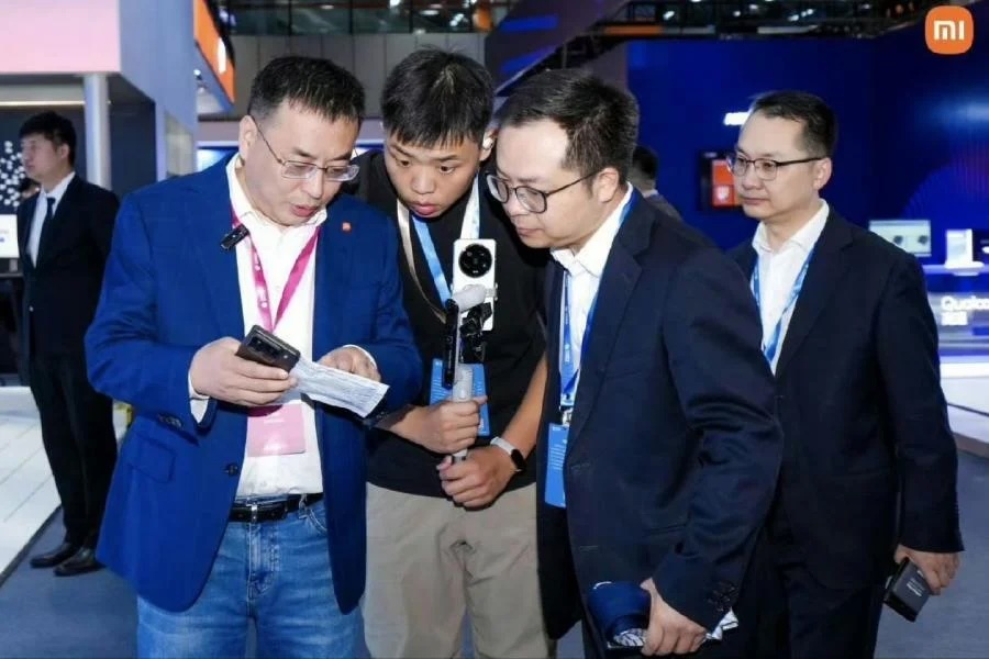 Xuất hiện ảnh thực tế đầu tiên của Xiaomi 15 Pro: Thay đổi nhỏ tinh tế 1 Ảnh trên tay