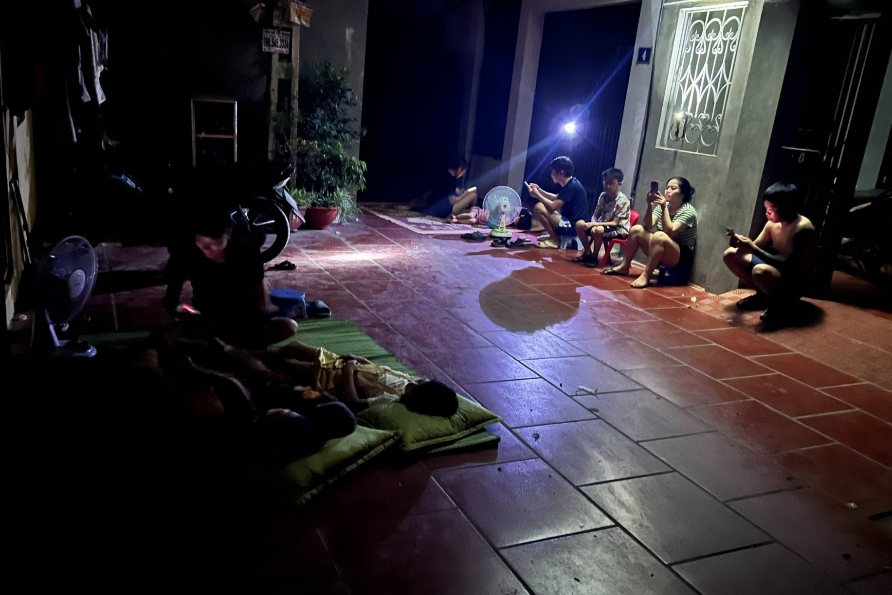 nong thieu dot lai mat dien dem kho ngu cua nguoi dan ngoai thanh ha noi 24