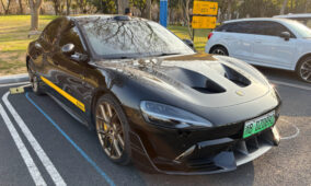 Sau bê bối kiện tụng, Xiaomi thiết kế lại nắp ca-pô