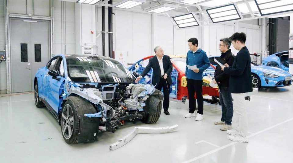 Xiaomi SU7 Pro 2026: CEO Lôi Quân livestream tháo rời xe chứng minh chất lượng 1 CEO Lôi Quân livestream tháo rời xe Xiaomi SU7 Pro