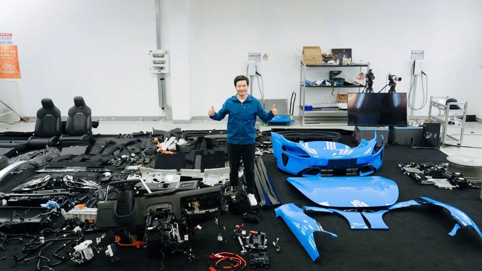 Xiaomi SU7 Pro 2026: CEO Lôi Quân livestream tháo rời xe chứng minh chất lượng 2 Cận cảnh vật liệu khung xe Xiaomi SU7 Pro